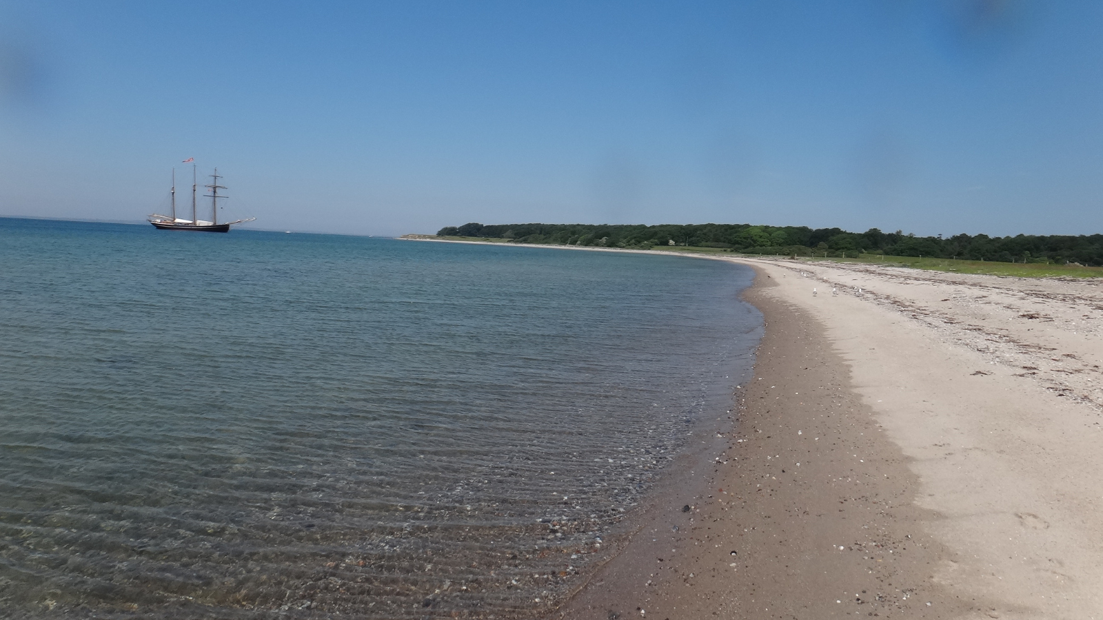 Strand mit Schiff