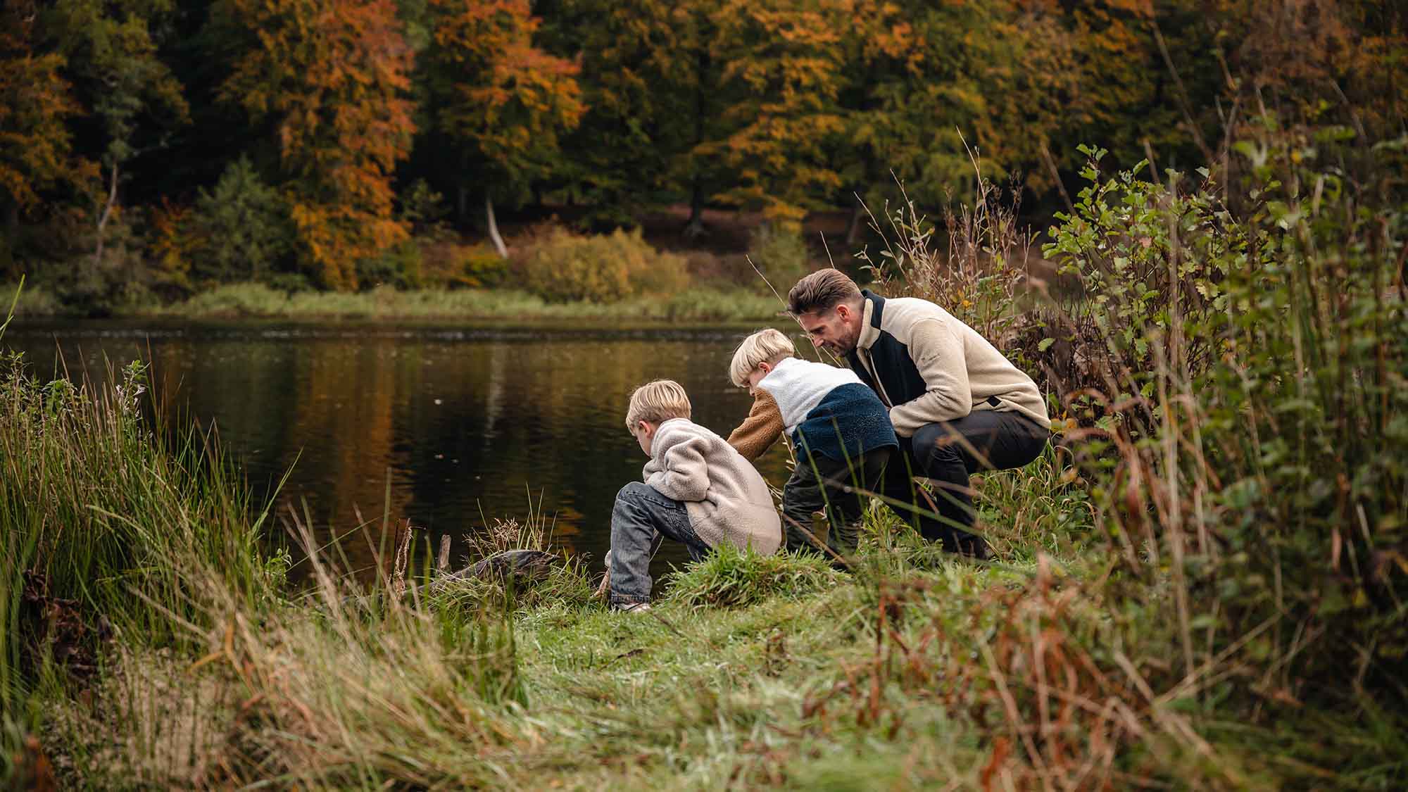A family out for a walk by Langesø in the autumn