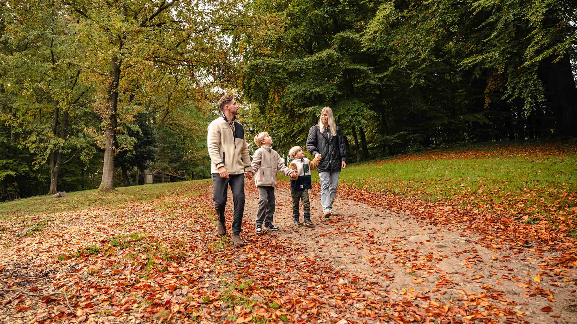 Familie bei Langesø im Herbst