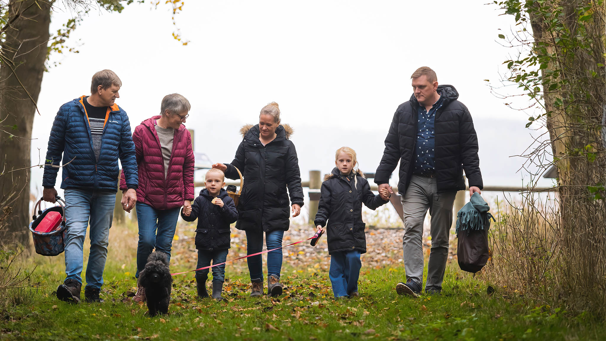 Familie går tur ved Gyldensteen Strand i efterår