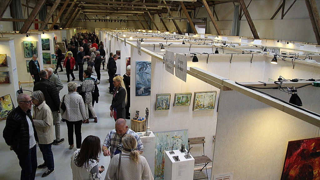 Besucher der Kunstmesse