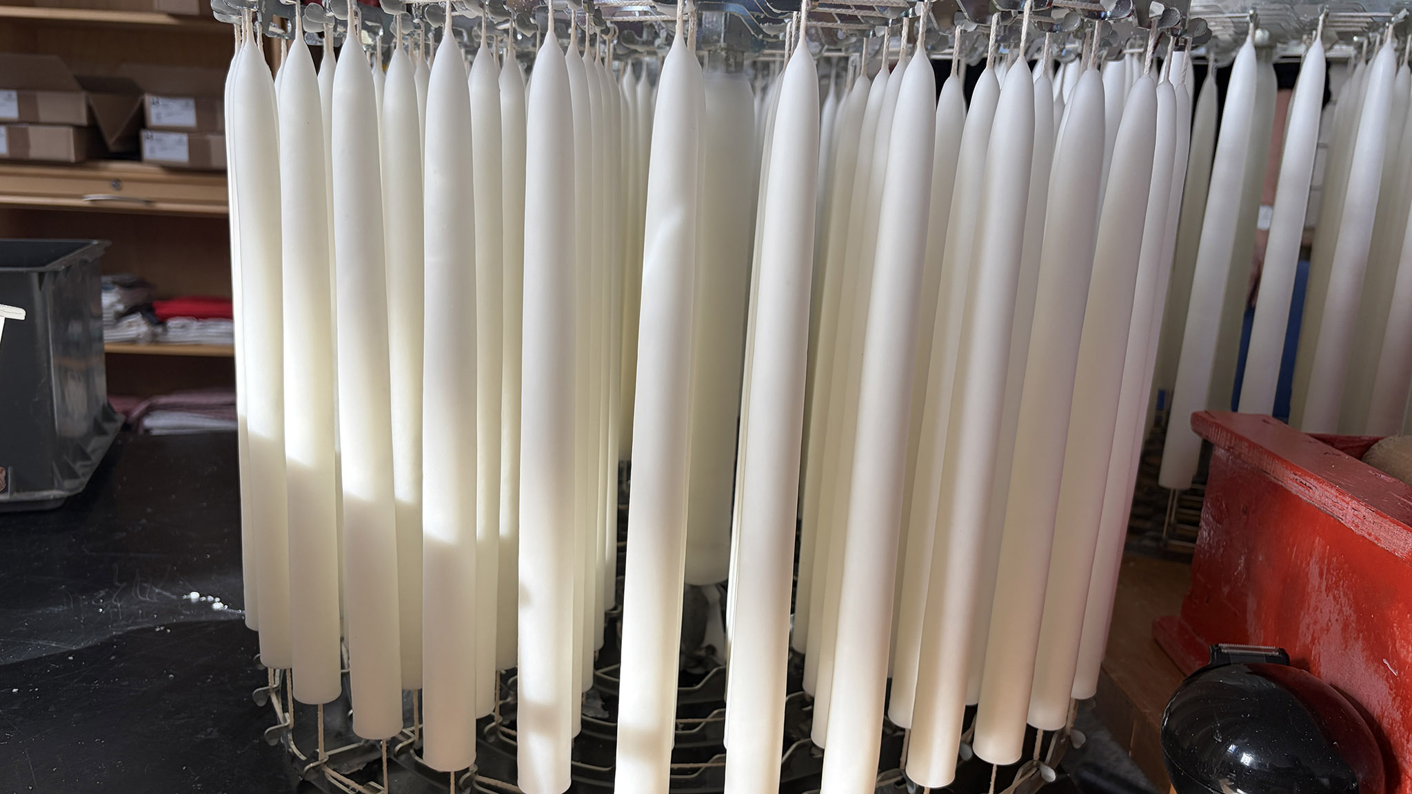 White candles at Lysstøberiet i Guldbjerg