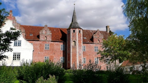 Замок Harridslevgaard з вежею попереду
