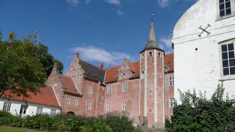 Замок Харрідслевгаард з головною будівлею, вежею та бічними флігелями