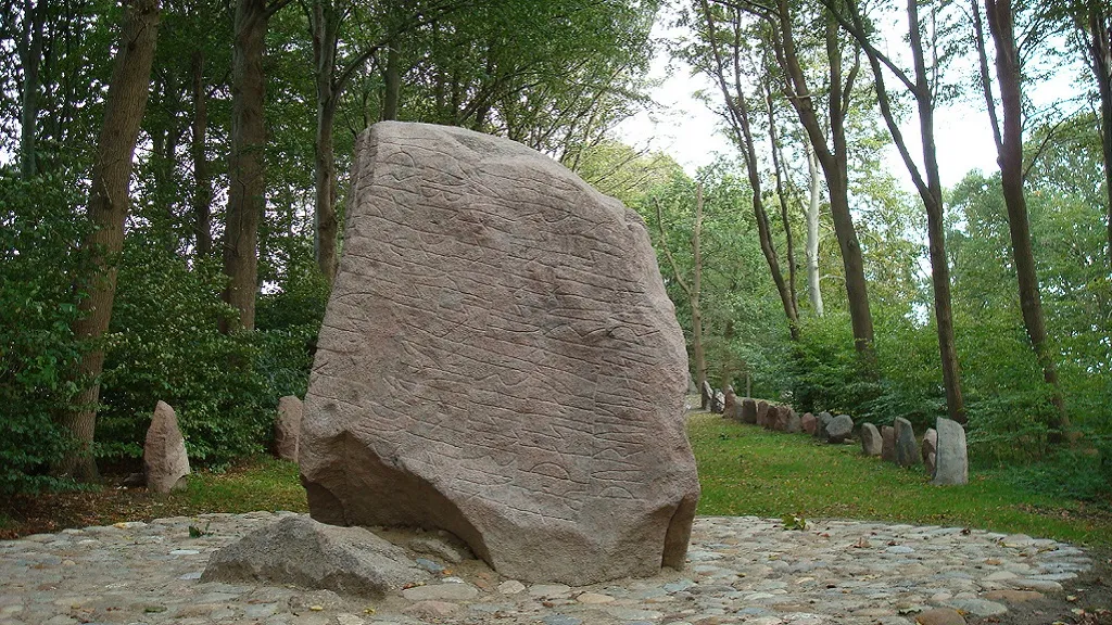 The Glavendrup Stone in front of the ship settung