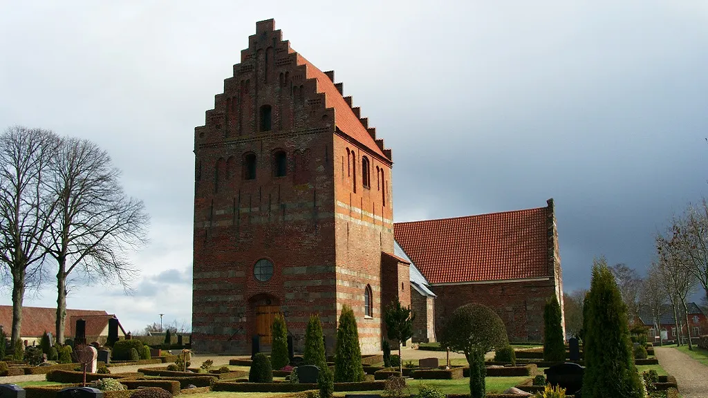 Skamby Kirke med det røde tårn med hvide striber