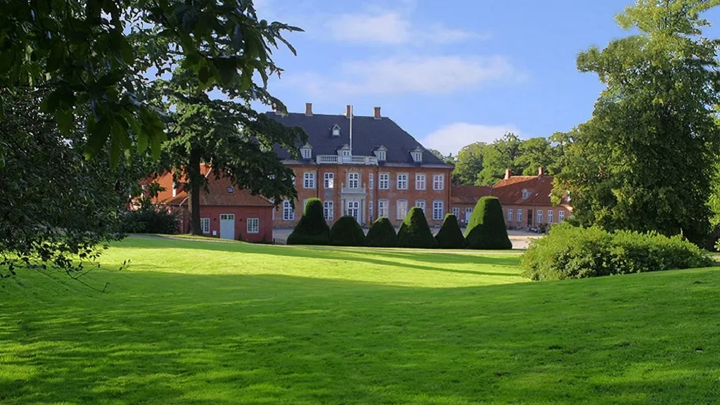 Langesø Castle with the lawn in front