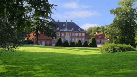 Langesø Slot med græsplænen foran