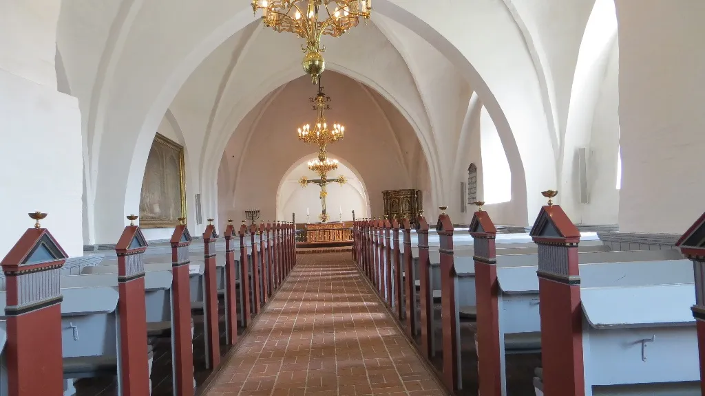 Søndersø Kirke indefra med store krucifiks bagved alteret