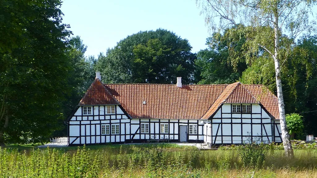 Jerstrup manor house with trees in the background
