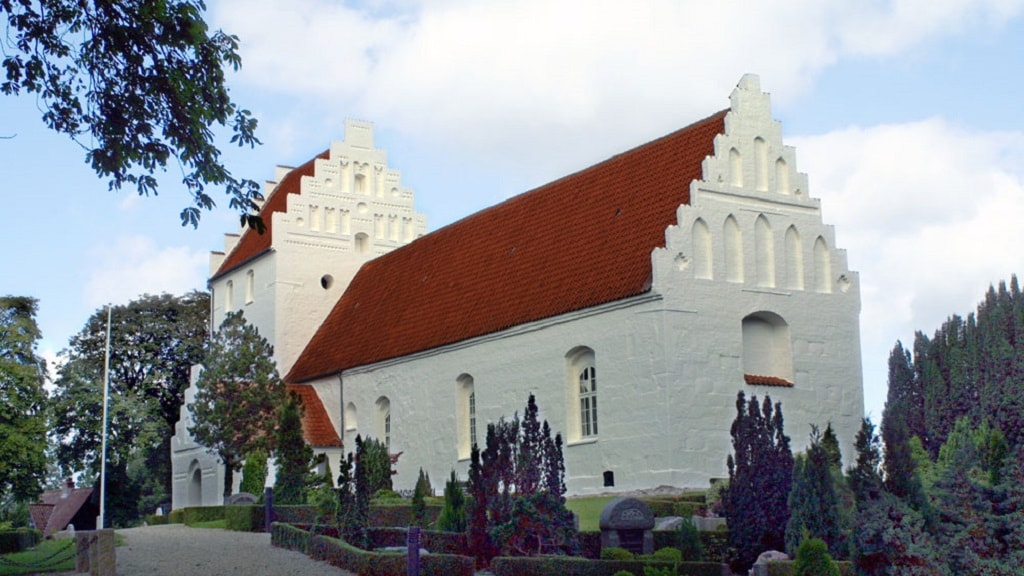Den hvidtkalkede Ore Kirke set fra kirkegården