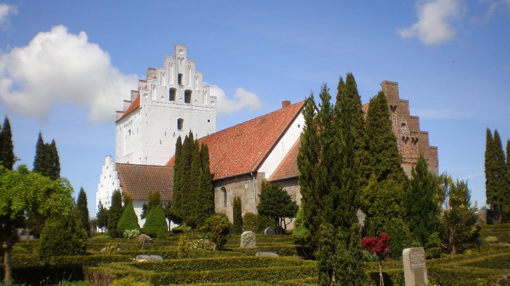 Særslev Kirke med det hvide kirketårn set fra kirkegården