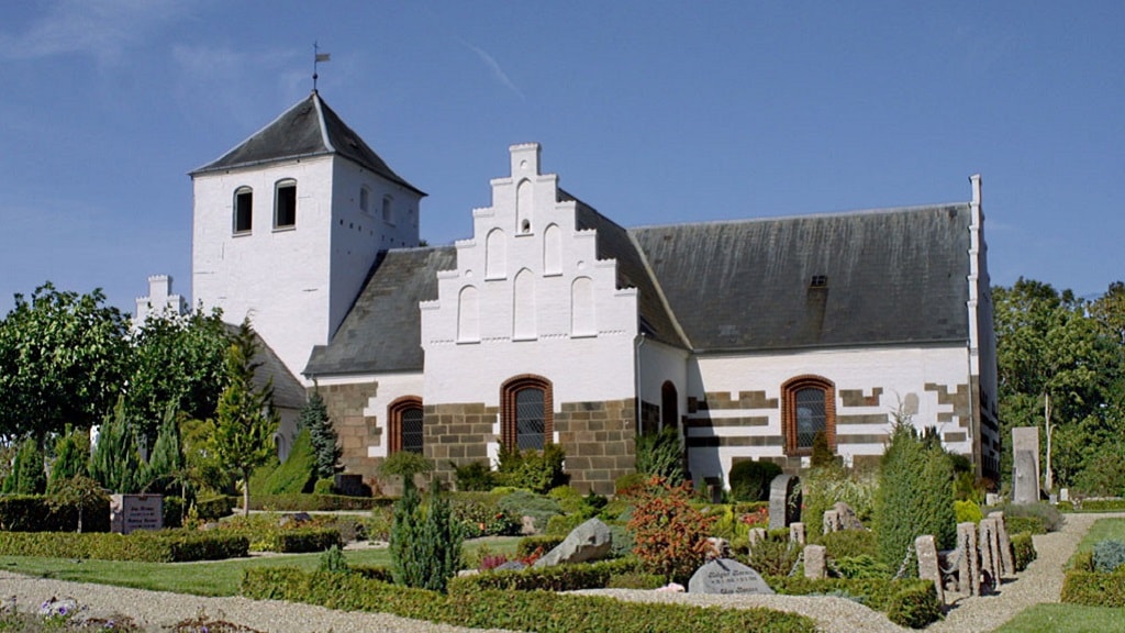 Den flotte hvidkalkede Vigerslev Kirke og kirkegården