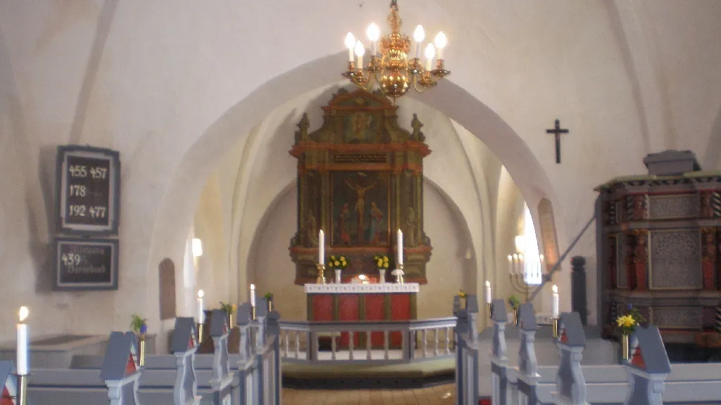Skibet i Ejlby Kirke med altertavle og prædikestol
