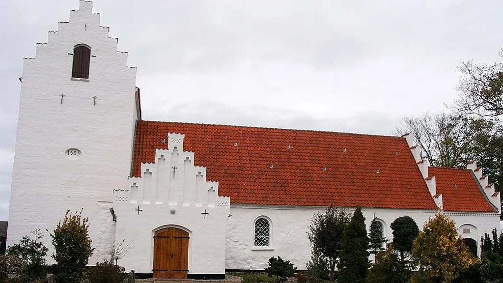 Den hvidtkalkede Skeby Kirke en efterårsdag