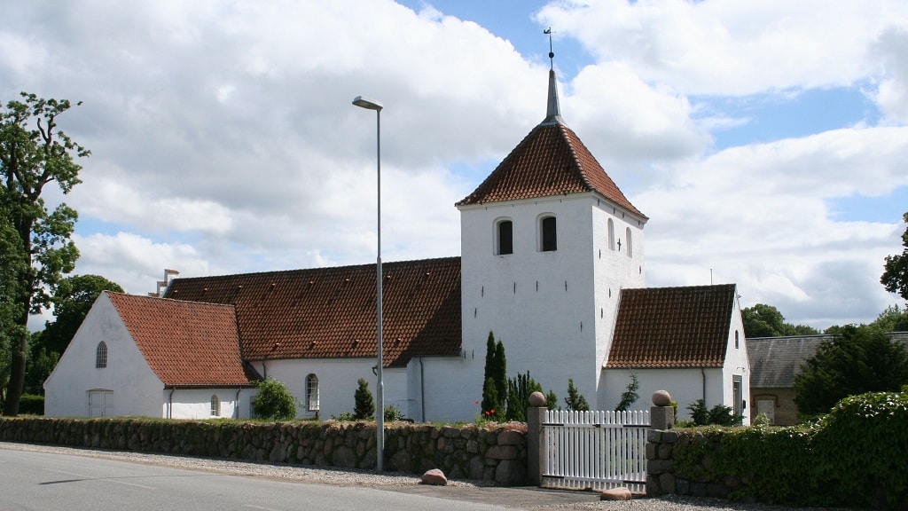 Østrup Kirke og kirkegården midt i landsbyen Østrup
