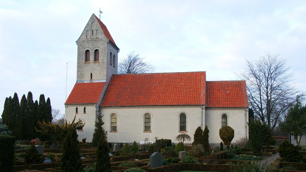 Gerskov Kirke og kirkegården en vinterdag med klart vejr