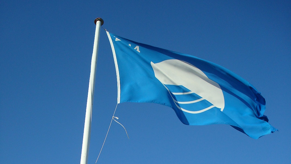 The Blue Flag flies on Hasmark Strand