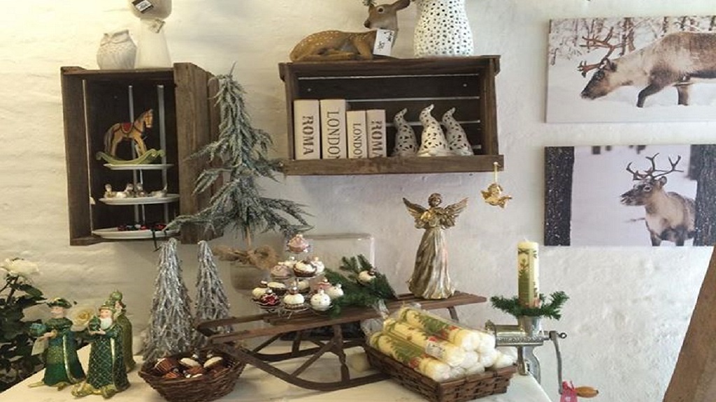 Rensdyr, juletræer og engle til pynt ved Julestue på Kunstgården