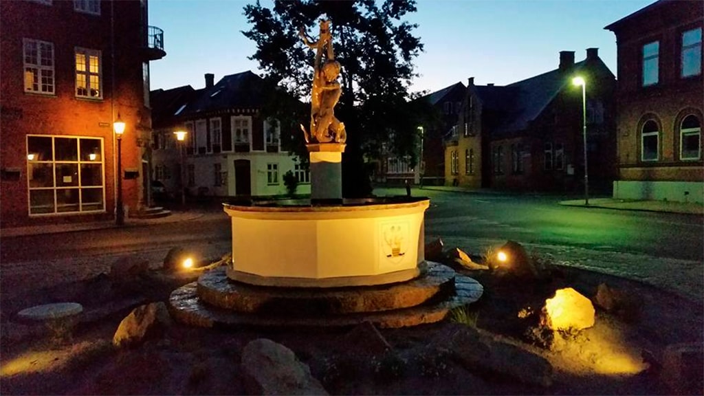 Tritonfontænen i Nyborg i aftenbelysning efter restaurering