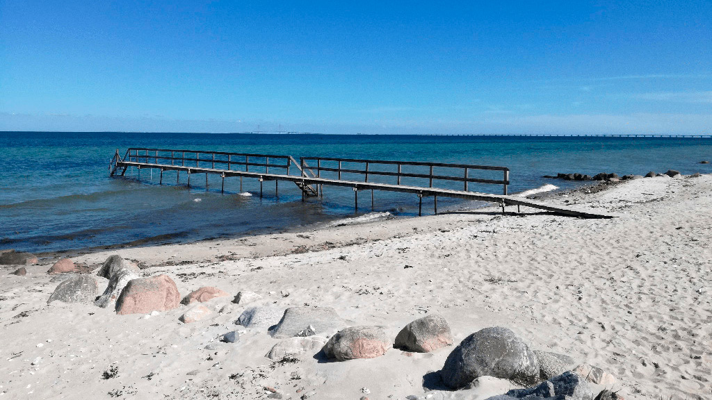 Grønnehave Strand Camping - badestranden med storebæltsbroen i baggrunden