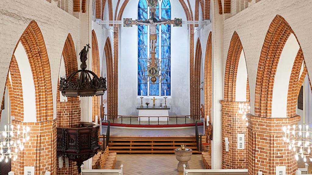 Nyborg Vor Frue Kirke og den flotte vinduekunst