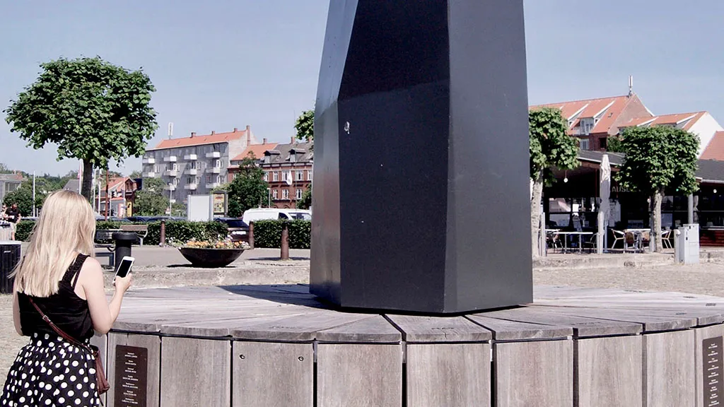 På “Kongens Skibsbro”, den historiske anløbsbro ved Nyborg Havn, findes monumentet FORSAVN fra 2018. Det er kunstværk, der er svært at beskrive med ord.