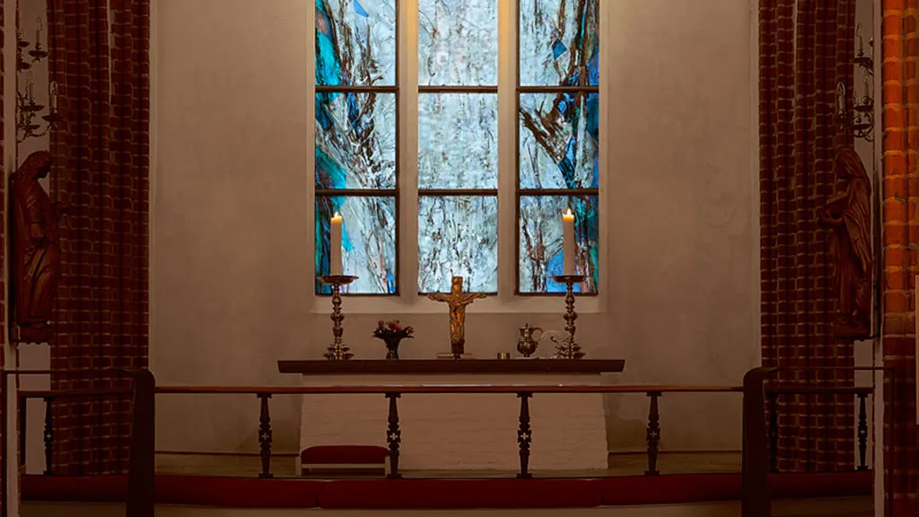 Over alteret i Vor Frue Kirke i Nyborg finder du en smukt glasmosaikrude. Kunstværket blev til i 2015 af Maja Lisa Engelhardt