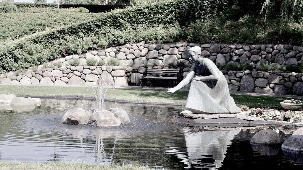 På urnekirkegården på Nyborg Gamle Kirkegård risler vandet i en lille anlagt sø.