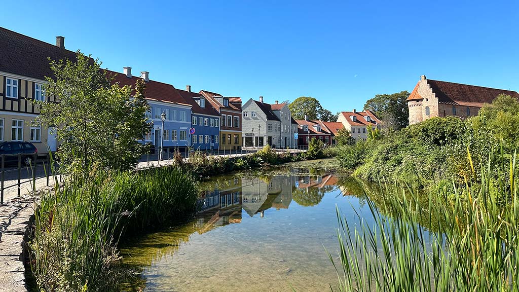 Slotsgade med Nyborg Slot i baggrunden