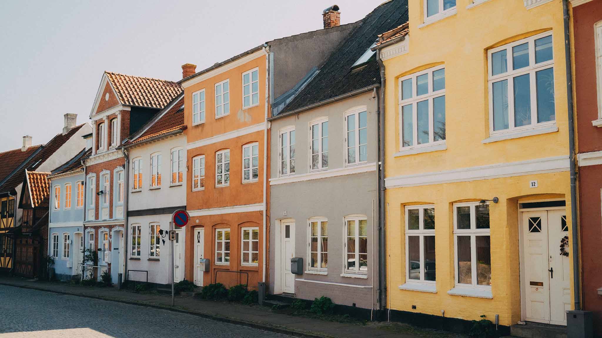 Skippergade i Nyborg med de fineste små byhuse, Nyborg, Fyn, Danmark