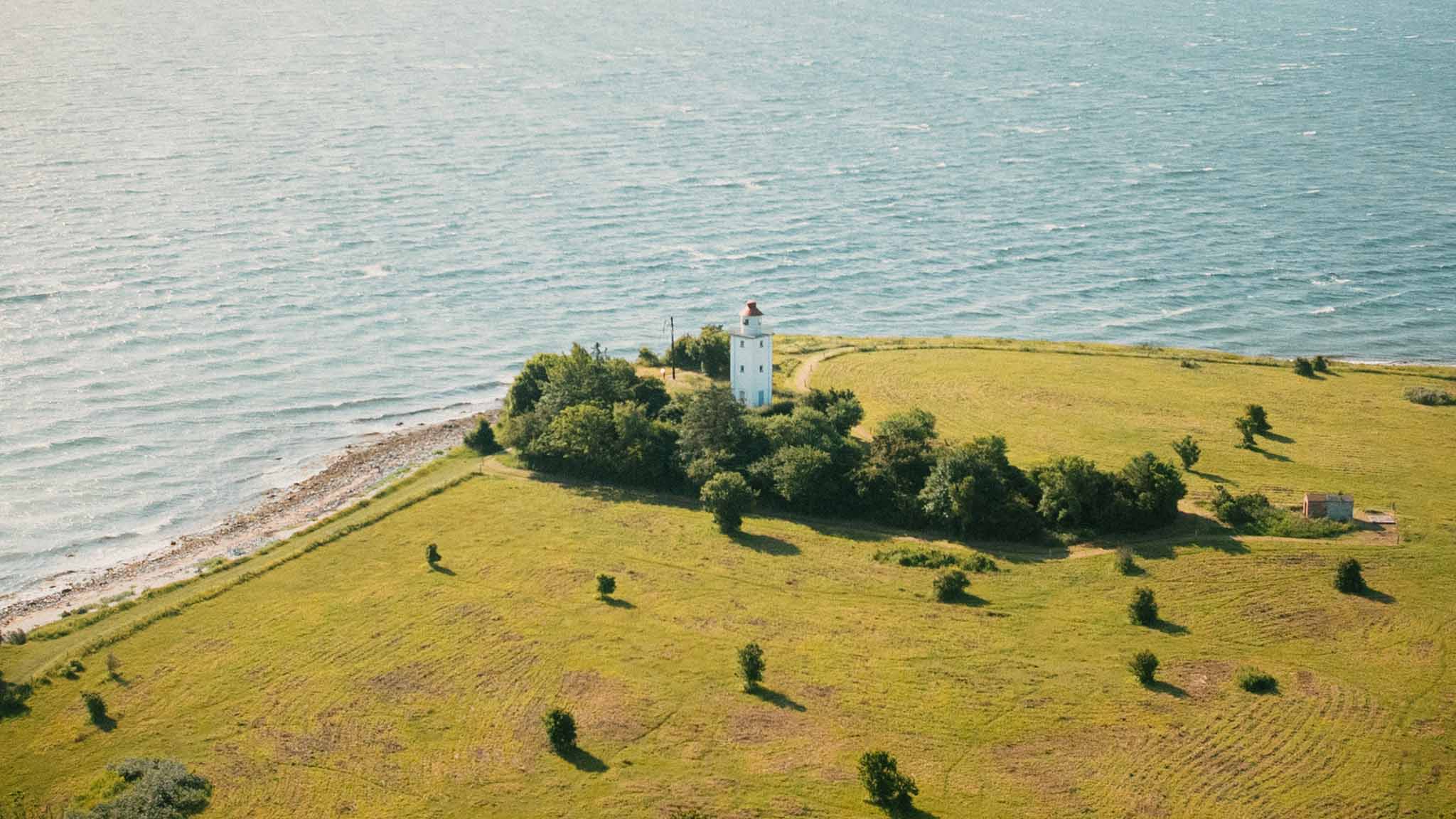 Knudshoved Fyr i solskinsvejr ud til Storebælt, Nyborg, Fyn, Danmark
