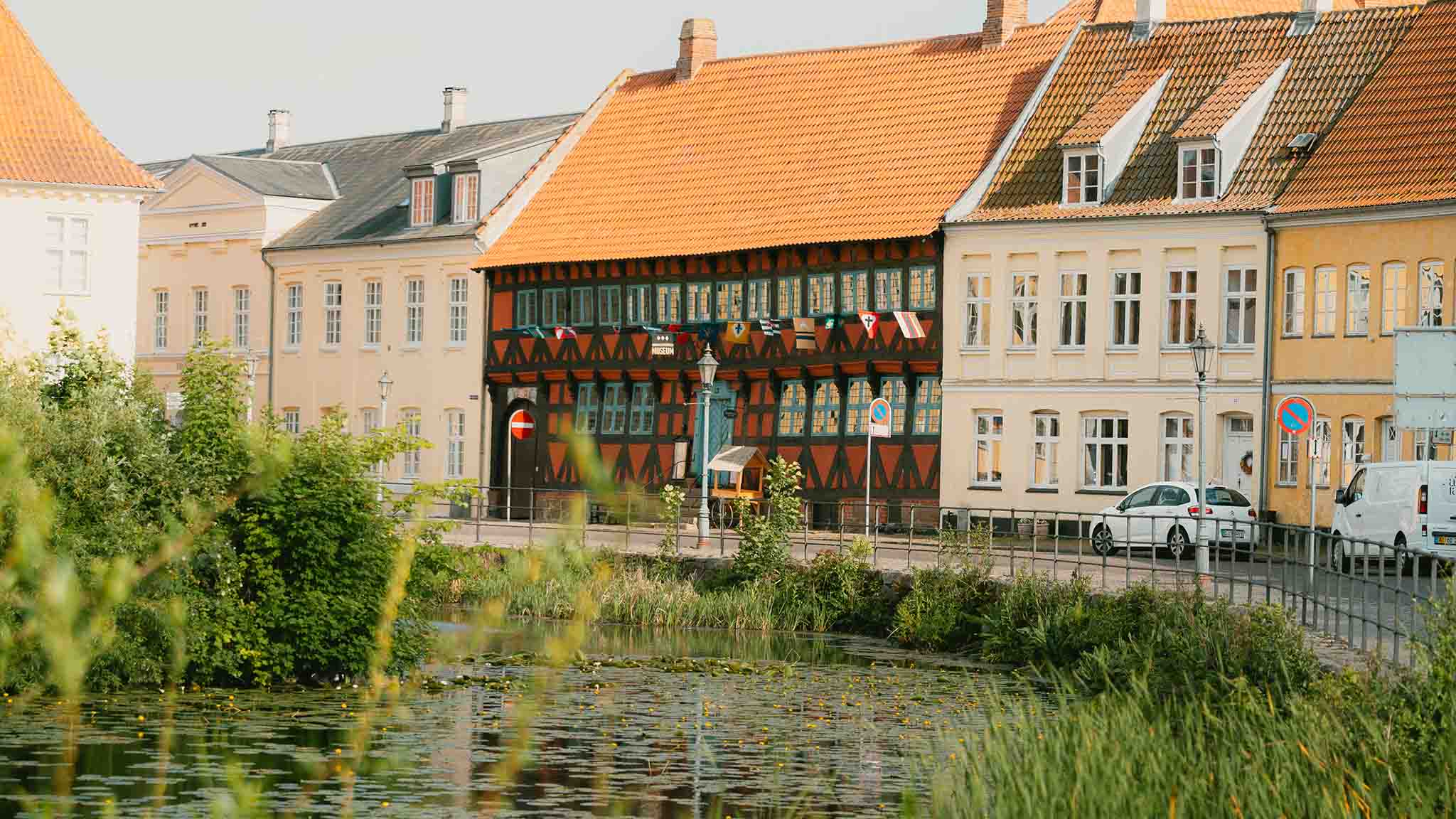Slotsgade med Bymuseet Borgmestergården i skønne forårsfarver, Nyborg, Fyn, Danmark