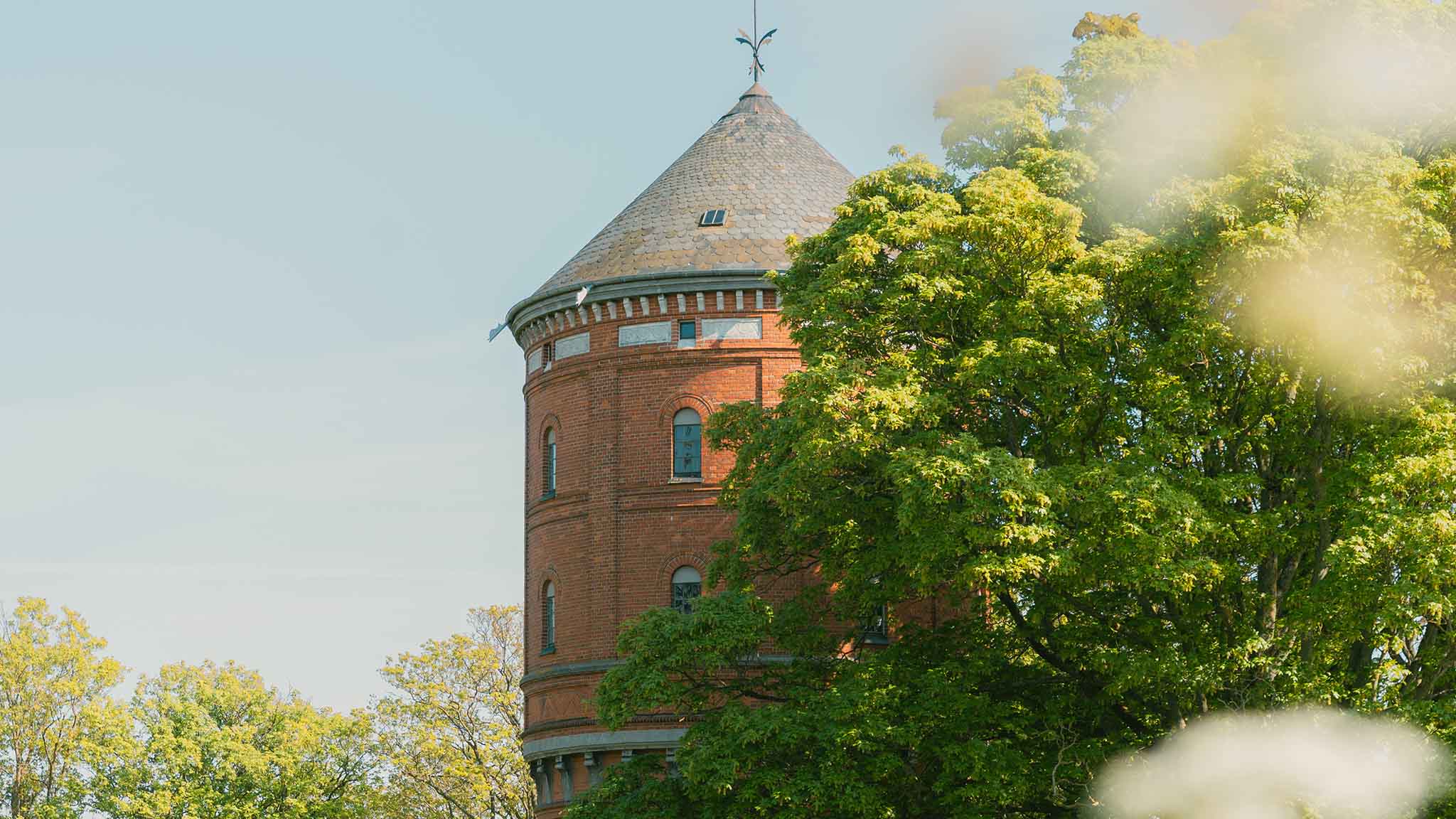 Vandtårnet på Dronningens Bastion i forårssol, Nyborg, Fyn, Danmark