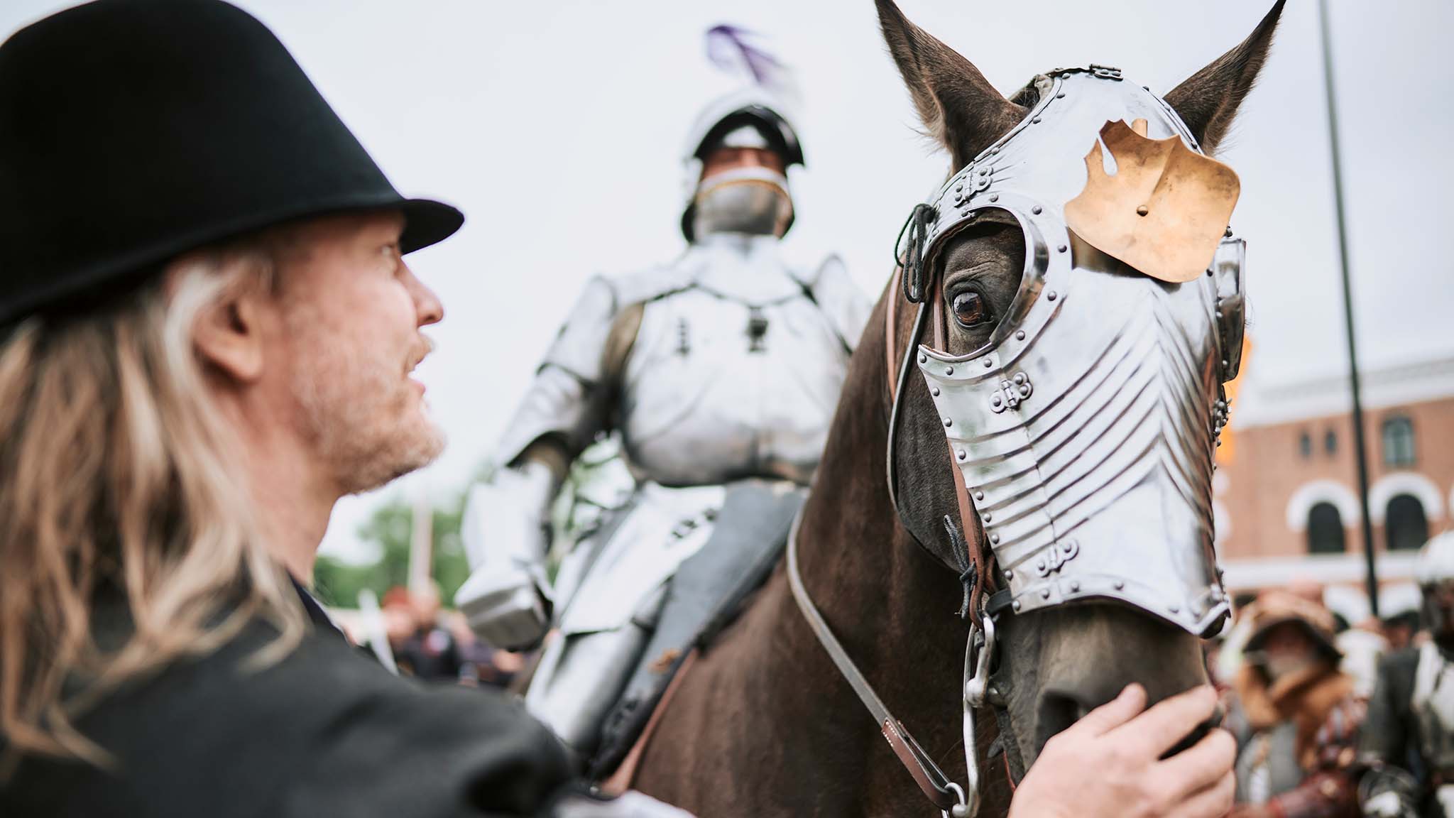 Danehof: Pferde und Ritter in Rüstungen wie im Mittelalter auf dem Danehof in Nyborg