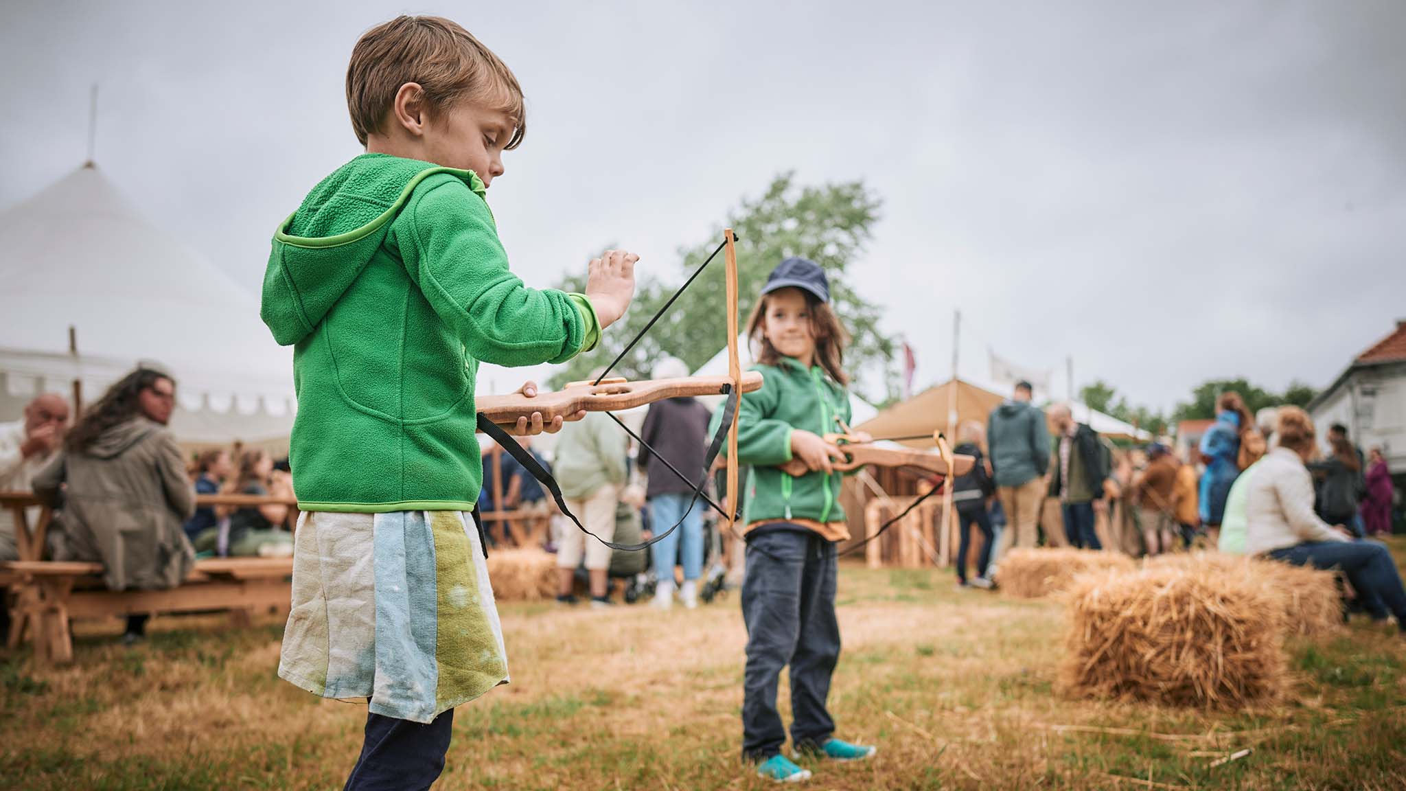 Danehof: Kinder spielen mit mittelalterlichem Spielzeug im Danehof in Nyborg