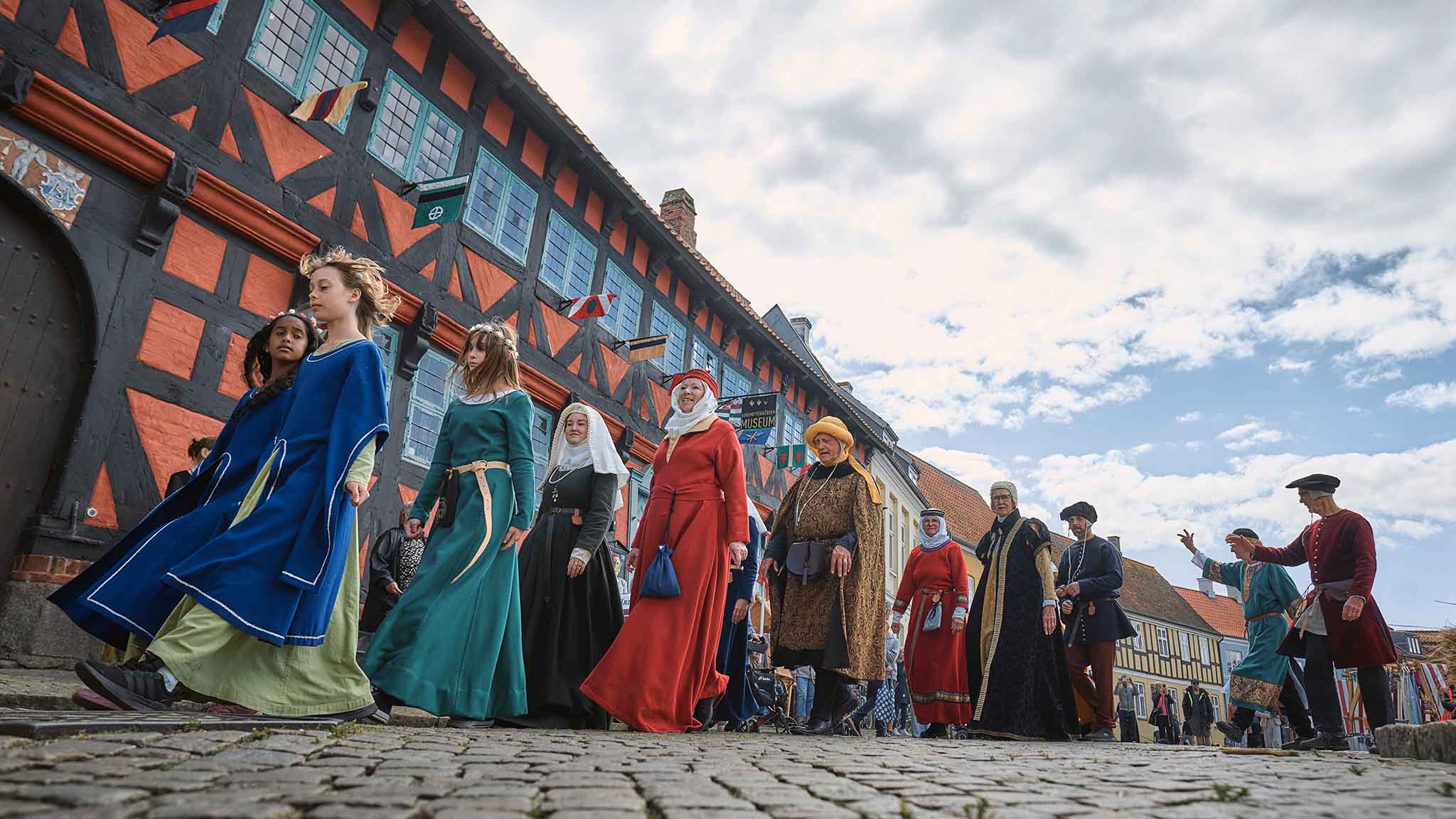 Danehof: Freiwillige in Anzügen, die von Nyborg Slots Dragtlaug für Danehof in Nyborg genäht wurden