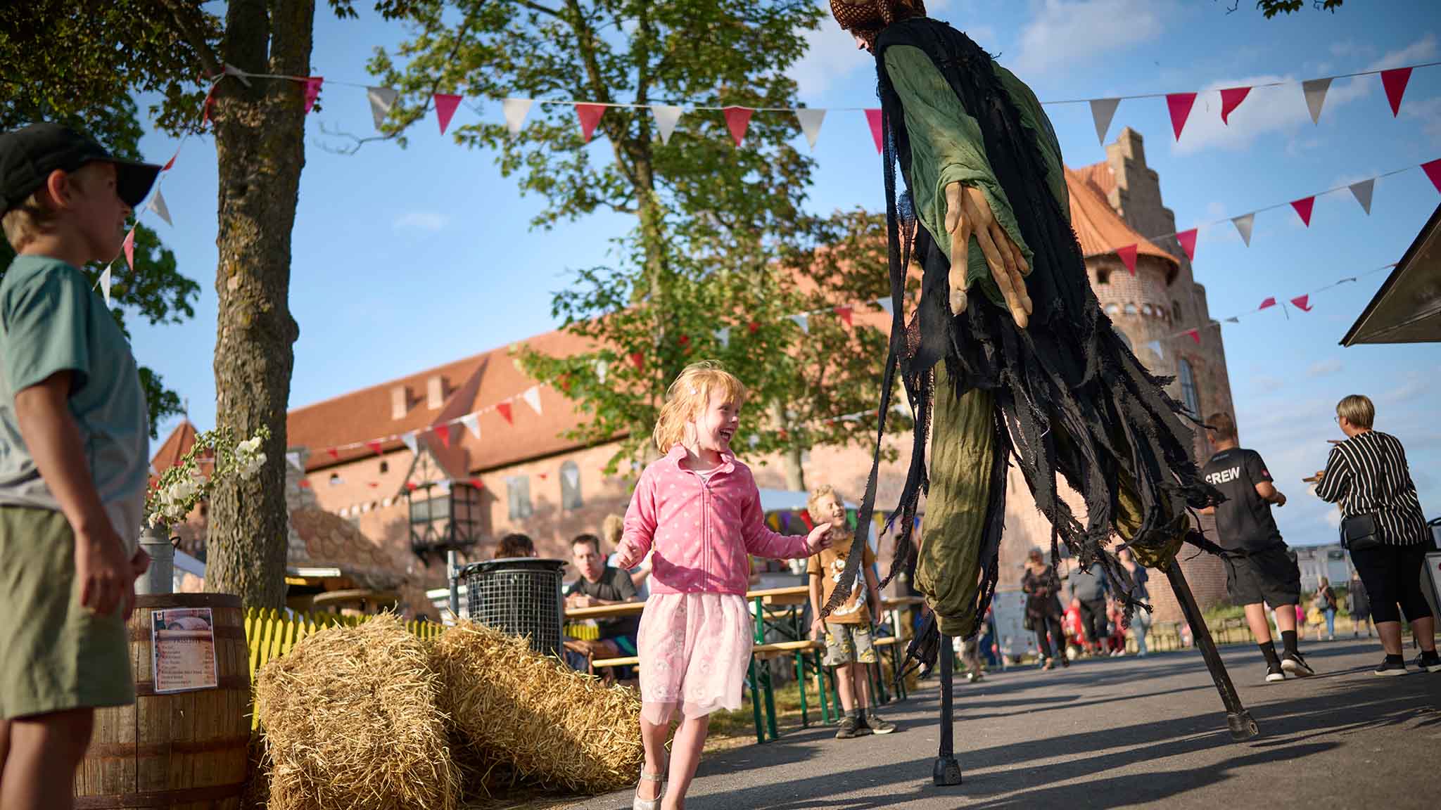 Danehof: Der Narr spielt mit Kindern auf dem Danehof – einem mittelalterlichen Festival von Weltrang
