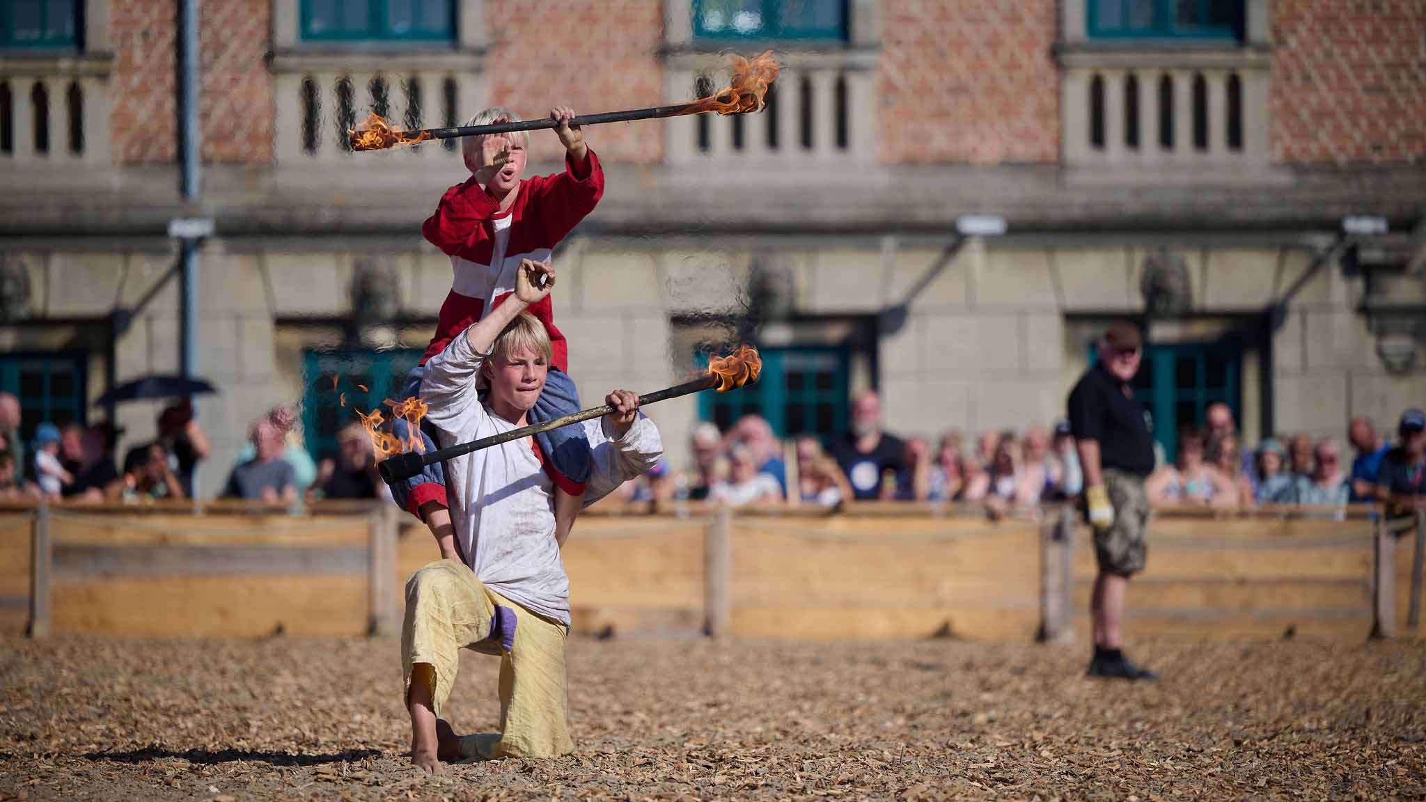 Danehof: Künstler führen eine Feuershow auf dem Turnierplatz des Danehofs in Nyborg auf