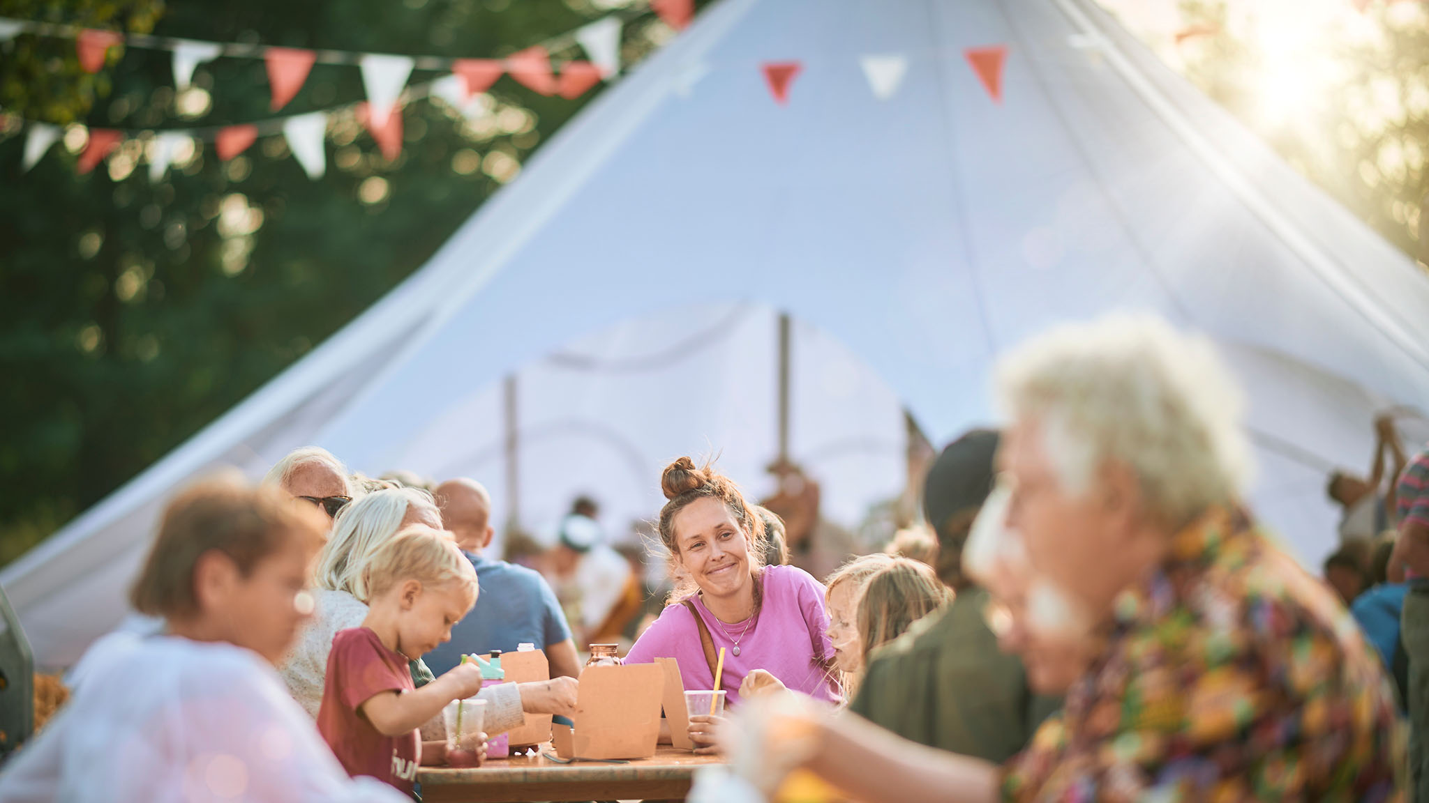 Danehof: På Madmarkedet til Danehof er der mange forskellige foodtrucks og drikkevarer