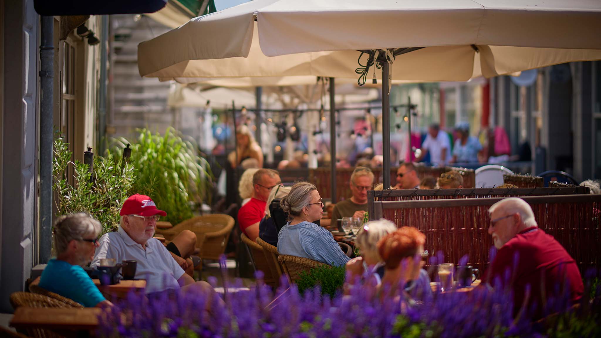 Glade turister hygger sig på Nyborgs caféer