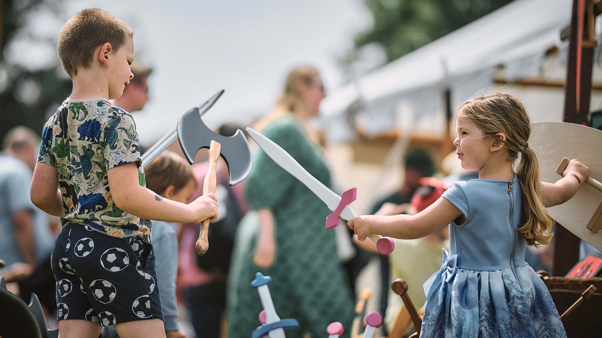 Zwei Kinder spielen auf dem Mittelalterfest Danehof in Nyborg mit Schwertern und Schilden.