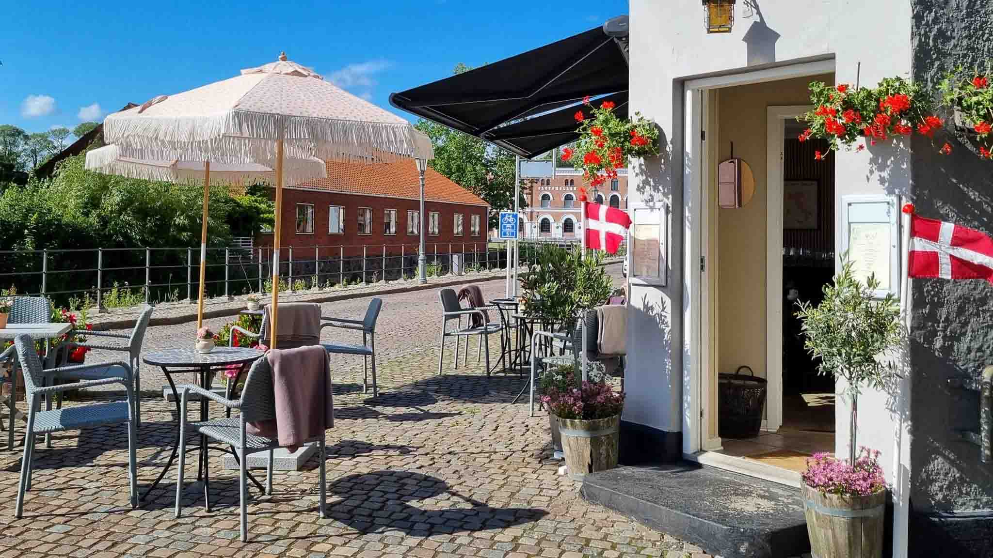 Restaurant Apoli mit Blick auf Schloss Nyborg, Fünen, Dänemark