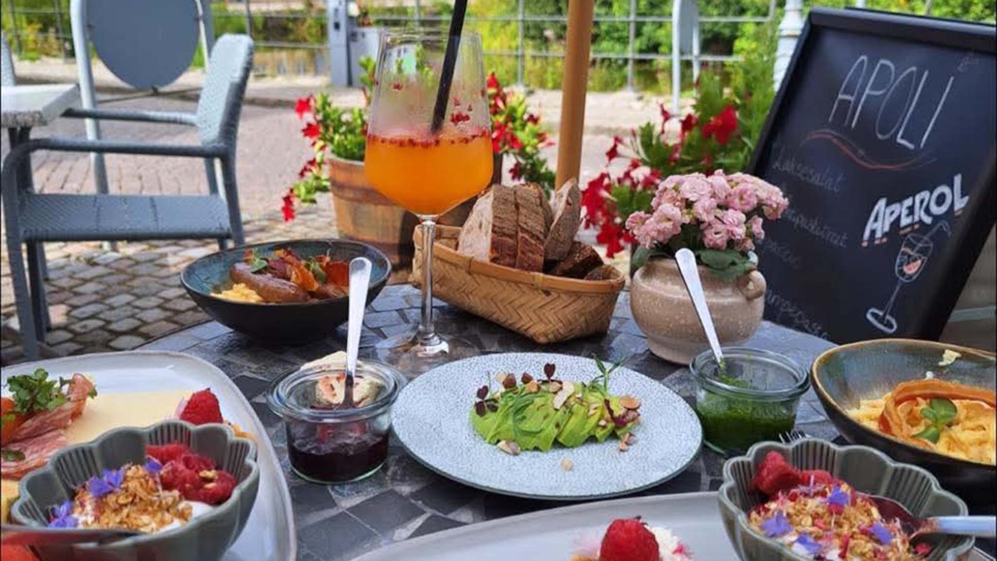 Restaurant Apoli mit Blick auf Schloss Nyborg, Fünen, Dänemark
