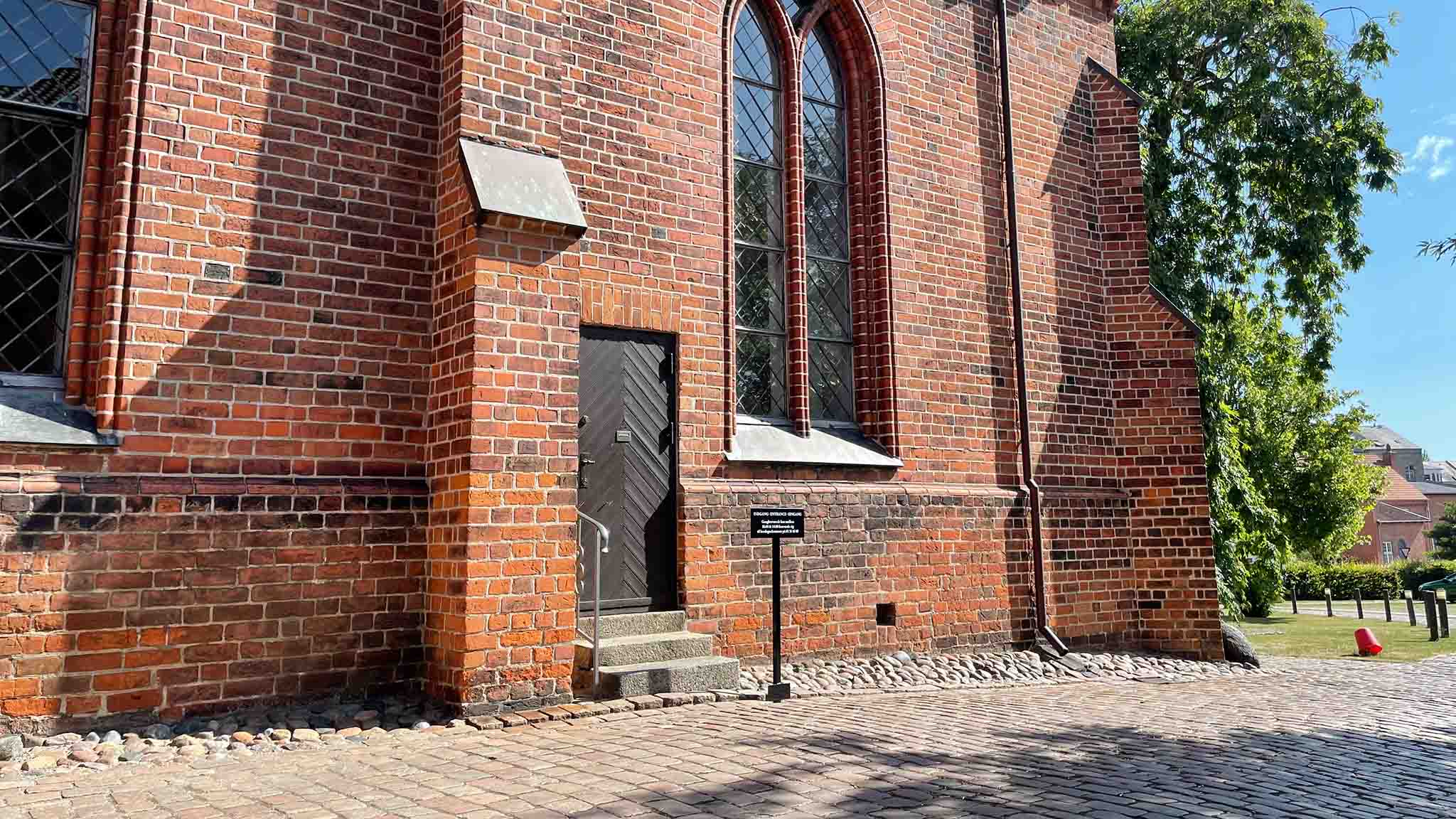 Besøg Nyborg Vor Frue Kirke via indgangen på siden