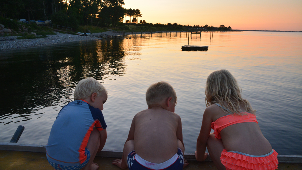 Tårup Strandcamping Nyborg aften Storebælt børn på badebro