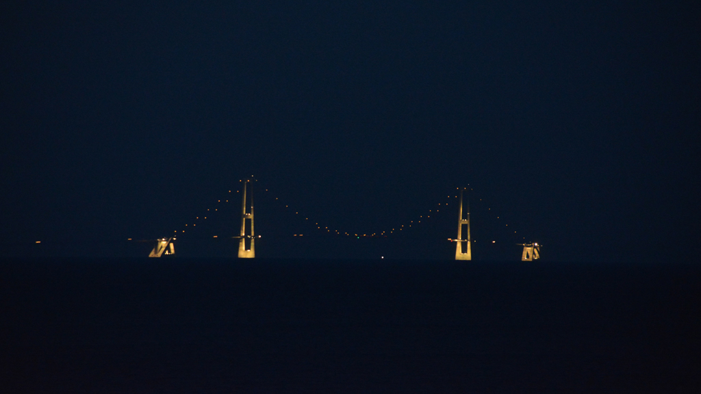 Storebæltsbroen Nyborg oplyst nat