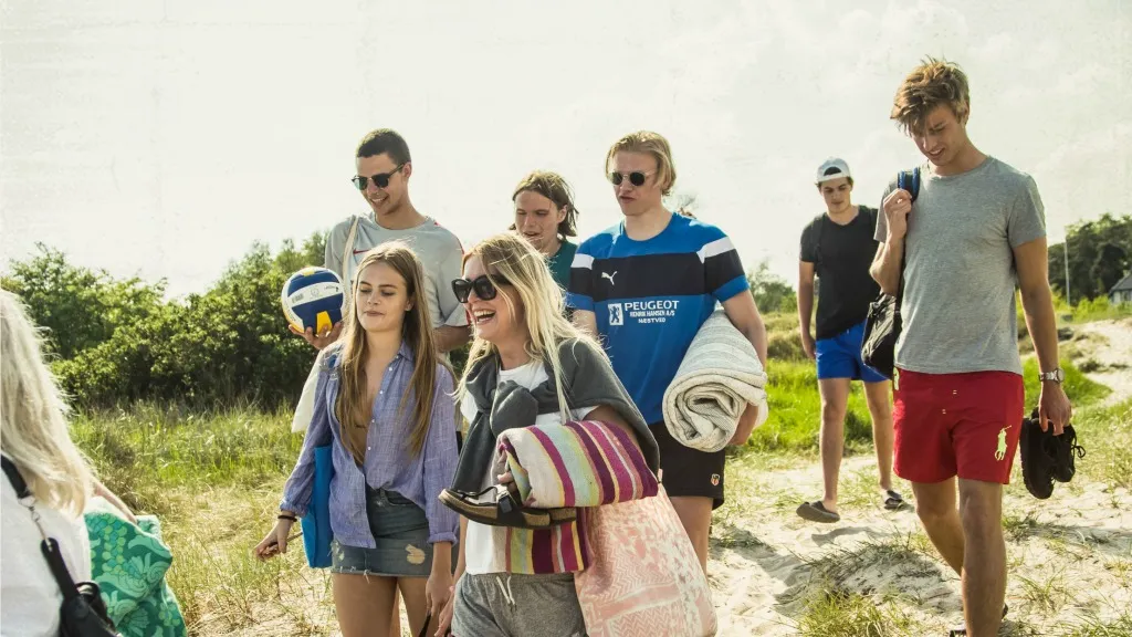Marielyst_gruppe unge mennesker går sammen på stranden_VLF