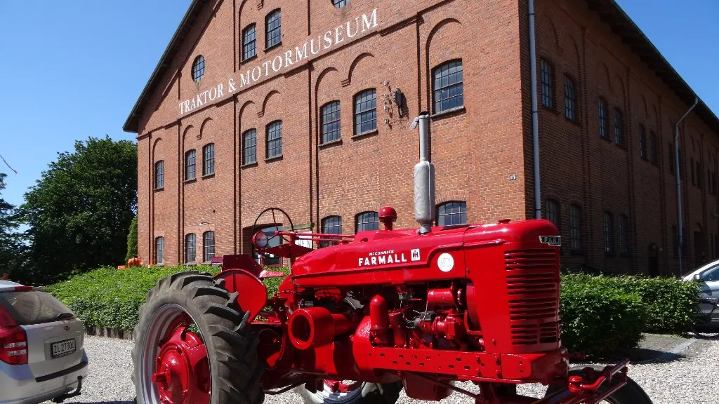 Rød traktor foran Traktormuseet