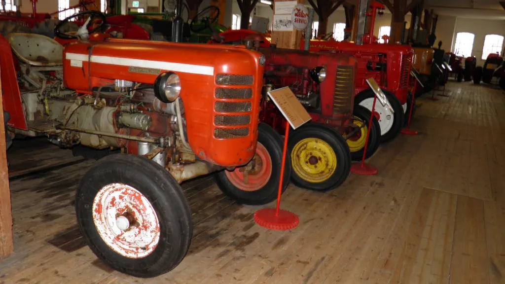 Interiør med røde traktorer 2
